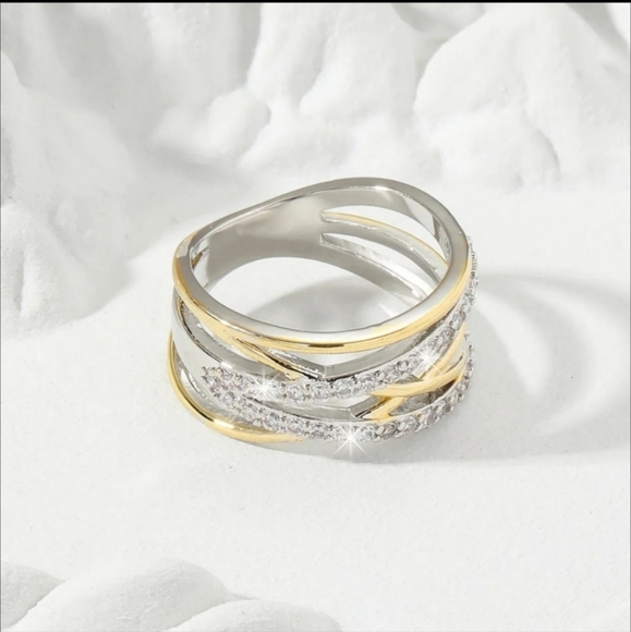Luxury 18k Gold Eternity Ring - Picture 3 of 7
